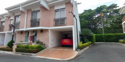 Vendo amplia casa en Conjunto Residencial del barrio El Ingenio al sur de Cali.  Zona tranquila, cerca al parque del Ingenio.  Casa esquinera con 4 habitaciones más servicio, 3 baños más servicio, cocina integral tipo americana, zona de oficios, sala comedor, sala de tv y patio.  A/A, parqueadero para dos carros. Conjunto con piscinas, juegos para niños y vigilancia 24/7. Cómodas vías de acceso. Contácteme, será un placer atenderle!