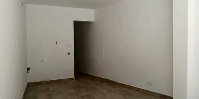 Local independiente en arriendo cerca a universidades, restaurantes, supermercados, vias principales, rutas de transporte publico y servicios complementarios. Piso en baldosa, 1 espacio, baño privado, divisiones en concreto, energia basica, red de gas y parqueadero. Cuenta con bahia de parqueo *Inmuebles sujetos a verificación de disponibilidad.*
