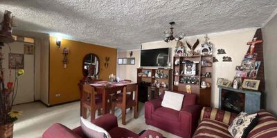 [VEN] ID HOUM: 138762

En Houm te ayudamos de forma fácil y segura. Los beneficios de comprar con nosotros:
    • Te ayudamos a conseguir financiamiento a través de una asesoría personalizada
    • Mediación y seguimiento de todo el proceso
    • Ponemos a tu disposición profesionales en notariado, registro y asesoría jurídica
¡Solo te preocupas de las firmas!

Departamento en venta, ubicado en el barrio Los Fundadores, con una superficie construida de 68.00 m² y superficie total de 70.00 m². 

Sus principales características son:

    • 3 dormitorios
    • 1 baño
    • Admite mascotas
    • Año de construcción: 1990
    • Cuarto de lavado
            
Además, el inmueble cuenta con las siguientes amenidades:

    • Salón de eventos
    • Vigilancia 24 hrs
    • Zona de juegos

Si compras con nosotros, te brindamos asesoría personalizada durante todo el proceso.
Más que una corredora, somos Houm.
*Aplican T&C