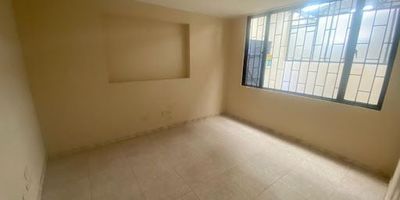 Amplias oficinas de 90 mts², ubicadas en  el noroccidente de  Bogotá, barrio  la  estrada  en  un tercer piso cuenta  con tres  espacios  de  habitaciones,  dos  baños, una  cocina  semi integral, servicios públicos  compartidos, cómodas  vías  de acceso  como  la  calle  72 , calle  80, Av.  Boyacá, cerca  supermercados de  cadena como  El Líder, al parqué  la  Europa, y a  la  Parroquia San Juan Bautista.