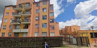 Vendo apartamento de 55 m2, con vista exterior, ubicado en un 4to piso, acceso por escaleras. Consta de 3 habitaciones, 2 baños, sala comedor, cocina integral y zona de lavandería. Tiene piso laminado en habitaciones y zona social y piso cerámico en baños y cocina. El conjunto cuenta con zonas BBQ, zona verdes, zona infantil y vigilancia privada las 24 horas. Cerca a centro comercial Megacity; cerca a tiendas de barrio; cerca a colegio Colegio Bilingüe Campestre Colombo Británico de Zipaquirá; cerca a universidad Politécnico Grancolombiano; cerca a paraderos de transporte intermunicipal; Vías de acceso por la diagonal 8.