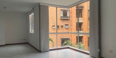 Apartamento en arriendo en unidad cerrada cerca a colegios, centros comerciales, facil acceso a rutas de transporte publico y servicios complementarios. Piso en ceramica, sala comedor, 3 alcobas con baño en la principal, cocina integral cerrada tipo americano, balcon y parqueadero cubierto. conjunto cerrado con ascensor, vigilancia 12 hrs, citofonia y circuito cerrado de tv. *Inmuebles sujetos a verificación de disponibilidad.*

