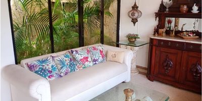 CASA EN VENTA, PIE DE LA POPA

Hermosa y espaciosa casa ubicada en una excelente zona residencial. Cuenta con 4 alcobas, cada una con baño privado, además de cuarto y baño de servicio. La habitación principal incluye un walk-in clóset.

La propiedad ofrece cocina, sala principal, sala de estar, comedor, parqueadero, dos jardines internos y un patio con zona BBQ instalada, ideal para compartir en familia o con amigos.

CODIGO WASI 8045961
