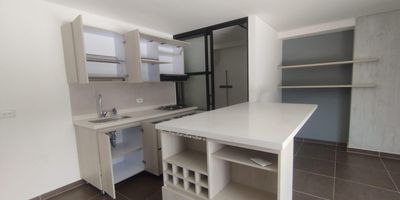 Apartamento en arriendo en unidad cerrada en Alamos cerca a via principal, supermercados de cadena, parque principal, centros comerciales, universidades, rutas de transporte publico y servicios complementarios. con hermosos acabados modernos, amplios espacios, cuenta con sala-comedor, pisos en porcelanato, dos habitaciones y dos baños, cocina integral, estufa y calentador a gas, zona de ropas. La unidad cuenta con  un parqueadero cubierto y un cuarto util. Vigilancia y portería las 24Horas.  *Inmuebles sujetos a verificación de disponibilidad.*
