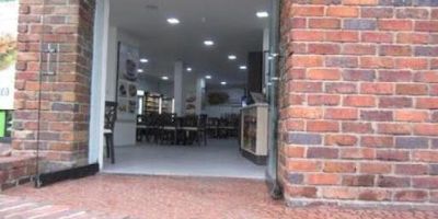 Excelente lOCAL, GRAN OPORTUNIDAD DE INVERSION, calle cien, cerca al lado de migración, Universidad Nueva Granada, Cámara de comercio de Bogotá norte.Local con pisos en cemento afinado, múltiples usos menos asadero.