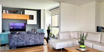 Apartamento en venta en unidad cerrada cerca a malls, colegios. Unicamente 2 torres con 2 aptos por piso con diseño moderno y acabados de lujo. Entorno muy tranquilo, de poco flujo vehicular y transito de solo residentes. Piso en madera, puerta de seguridad, sala comedor, estudio, 3 alcobas con baño en cada una, cocina integral abierta tipo americano, alcoba y baño de servicio, balcon y parqueaderos cubiertos ). Piscina climatizada, gym, turco, parque infantil, cancha de squash, zonas verdes, car lobby, vigilancia 24 horas, citofonia y circuito cerrado de tv. *Inmuebles sujetos a verificación de disponibilidad.*

