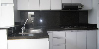 Apartamento con excelente Ubicación en la Circunvalar de faccil acceso, cuenta con sala-comedor, estudio, cuatro habitaciones, cuatro baños, mas habitacion y baño de servicio, cocina integral meson en granito, estufa y calentador a gas, pisos en marmol, zona de ropas. En conjunto cerrado con un parqueadero cubierto. con vigilancia y porteria las 24 Horas
