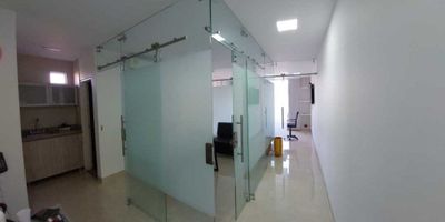 Hermosa oficina  en zona céntrica en la ciudad de Valledupar
Totalmente  remodelada pisos de porcelanato de primera y divisiones en vidrio templado  piso techo y baño totalmente  nuevo

Su distribución  se divide en una recepción  oficina ejecutiva y una sala de juntas

Su precio incluye aire acondicionado  de 24000 BTU o dos toneladas  y cortinas nuevas 

Desde los ventanales  la vista es única  de un lado podemos ver la plazoleta de la Biblioteca departamental el palacio de justicia  y del otrolado la puesta del sol

El ambiente  dentro de ella denota gran pulcritud provoca  estar allí 

Si es de su interés no dude en comunicarse el precio es negociable  
No olvide mencionar  el código.