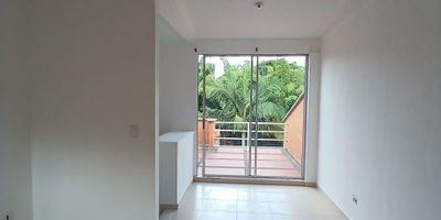 Casa en Venta en unidad cerrada ubicada en La Villa cerca a Gamma, rutas de transporte publico, entorno muy tranquilo. en muy buena condiciones de tres niveles,  cuenta con cuatro habitaciones y tres baños, sala-comedor, pisos en cerámica, cocina integral mesón en acero, estufa y calentador a gas, zona de ropas. En conjunto cerrado con piscina, gimnasio, salón comunal, sauna/turco, parques infantiles, zonas verdes y un parqueadero descubierto. Vigilancia y portería las 24 Horas.
