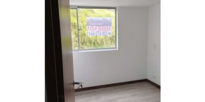 Este moderno y acogedor apartamento se encuentra ubicado en el corazón de Manizales, en el departamento de Caldas. Con una amplia área de terreno, construida y privada de 65 metros cuadrados, ofrece el espacio perfecto para vivir cómodamente en una de las ciudades más encantadoras de Colombia.

Con tres amplias alcobas y dos baños completos, este apartamento es ideal para familias que buscan un lugar seguro y moderno para establecerse. Sus características internas incluyen agua, armarios empotrados en cada habitación, un amplio balcón para disfrutar de hermosas vistas, un baño auxiliar para mayor comodidad, y un baño en la habitación principal para mayor privacidad. Además, cuenta con una moderna barra estilo americano que conecta la cocina totalmente equipada, una despensa para mayor almacenamiento, y una doble ventana para mantener una temperatura agradable en todo momento.

Entre sus características externas se encuentran el acceso para discapacitados, un cómodo acceso pavimentado, una amplia área social para realizar reuniones y eventos, y un ascensor para mayor comodidad. Además, este apartamento cuenta con una cancha de fútbol, ideal para los amantes de este deporte, y se encuentra cerca de centros comerciales, colegios y universidades de renombre, un gimnasio para mantenerse en forma, un hermoso jardín para relajarse y disfrutar de la naturaleza, y un parqueadero para visitantes.

El edificio cuenta con una portería y recepción para garantizar la seguridad de sus residentes, y un amplio salón comunal para reuniones y eventos. Además, se encuentra cercano a transporte público, lo que facilita la movilidad en la ciudad. Su ubicación en una zona comercial y residencial ofrece una amplia variedad de servicios y comercios cercanos, mientras que su cercanía a zonas deportivas y verdes permite disfrutar de actividades al aire libre en familia.

No esperes más y haz de este hermoso apartamento tu nuevo hogar en Manizales. ¡Contáctanos ahor