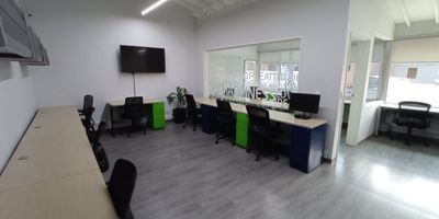 Oficina en arriendo en Astorga, Medellín, Antioquia. Ubicada en una zona estratégica de la ciudad con fácil acceso, esta propiedad de 215 m² en el primer piso ofrece amplios espacios ideales para su negocio. Cuenta con 3 baños para la comodidad de su equipo y visitantes. El inmueble dispone de vigilancia, brindando un entorno seguro. Es una excelente opción para establecer su empresa en Medellín. Contáctenos para más detalles sobre esta oficina y opciones de arriendo. Queremos que nos contacten, ver teléfonos o por WhatsApp.