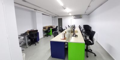 Local comercial en arriendo en Medellín, Antioquia, situado en el vibrante barrio Astorga. Este espacio de 70 m² dispone de amplios ambientes y 2 baños, adecuado para diversas actividades comerciales. Se encuentra en una zona de alto movimiento y fácil acceso, clave para su negocio. El inmueble incluye servicio de vigilancia. Con 30 años de antigüedad, ofrece una base funcional para su adaptación. El canon de arriendo es de $10.000.000. Interesado en este local en Astorga, Medellín? Contáctenos para agendar una visita o ver las opciones de WhatsApp y teléfono.