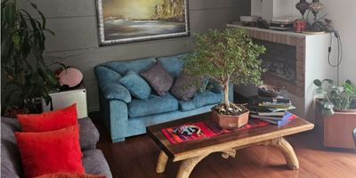 Hermosa casa ubicada en uno de los conjuntos más tradicionales de la ciudad; la casa cuenta con 2 niveles, en el primer nivel está toda el área social con baño completo, la cocina integral estilo americano, alcoba de servicio con baño. En el segundo nivel están ubicadas las 3 alcobas, la principal con baño, y un baños de alcobas.

La casa tiene 2 decks, uno de ellos con pérgola, el conjunto tiene piscina climatizada, juegos para niños, canchas, salón social y parqueadero para visitantes. 
