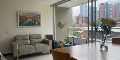 Apartamento en venta en unidad cerrada cerca a supermercados, restaurantes, universidad y servicios complementarios. Cuenta con piso en porcelanato, sala comedor, estudio, 2 alcobas con baño en la principal, cocina integral abierta tipo americano, balcon y parqueadero independiente cubierto (. Conjunto cerrado, ascensor, piscina, gym, salon social, parque infantil, placa polideportiva, zonas verdes, vigilancia, porteria 24 horas y circuito cerrado de tv. *Inmuebles sujetos a verificación de disponibilidad.*

