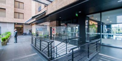 Arrendado a operador hotelero de prestigio que asministra los dos hoteles que lo rodean, casi 500 habitaciones, contrato a 5 años ( van 2 meses) canon 6.269.000 local exclusivo qe separa el lobby de los dos hoteles, Inclye lado de la terraza de uso exclusivo y calentadores de ambiente.