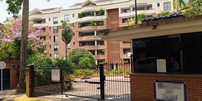 Se vende apartamento dúplex remodelado de 300 m2 aprox. en el Conjunto Residencial Balcones del vergel

El apto consta de sala comedor, 3 balcones, cocina integral, zona de ropas, 4 habitaciones, 5 baños, principal con tina y sanitario eléctrico, 1 terraza, 2 parqueaderos, 2 depósitos.
 
El conjunto cuenta con piscina, gimnasio, cancha de tenis, senderos peatonales, zonas verdes,

Administración $1.100000
Valor $1.200 millones negociable
No permutas.