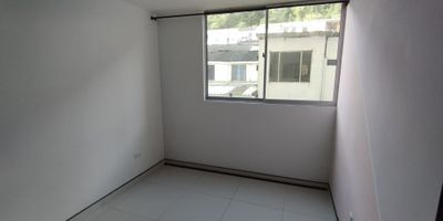 ? ¡Apartamento en Venta en La Francia, Manizales!

Este encantador apartamento es el lugar perfecto para disfrutar de la vida en una de las zonas más cotizadas de Manizales. Ideal para familias que buscan un hogar cómodo y bien ubicado, con todas las facilidades a su alcance.

? Espacios Amplios y Confortables: Con 3 habitaciones equipadas con closets, y 2 baños con divisiones en vidrio templado, este apartamento ofrece un ambiente moderno y funcional. La sala comedor es un espacio acogedor donde podrás compartir momentos inolvidables.

?️ Comodidades y Funcionalidad: La cocina semi integral, con un diseño práctico, facilita la preparación de tus comidas favoritas. Además, cuenta con una zona de ropas con calentador, ideal para tu comodidad diaria.

? Estacionamiento y Seguridad: El apartamento incluye un parqueadero cubierto, brindando seguridad y protección para tu vehículo. El conjunto ofrece portería 24 horas, asegurando un entorno seguro y tranquilo para ti y tu familia.

? Áreas Comunes y Ubicación: Disfruta de un salón comunal, parque infantil, y cancha de juego dentro del conjunto. Este apartamento también cuenta con 2 ascensores por bloque y parqueadero para visitantes. La ubicación es inmejorable, con fácil acceso a transporte público y una vista espectacular que te encantará.

¡No dejes pasar esta oportunidad de adquirir un apartamento bien ubicado y lleno de comodidades en La Francia, Manizales! Contáctanos para más información y agenda tu visita hoy mismo.


