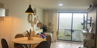 Apartamento en Venta en unidad cerrada ubicado en la Circunvalar cerca a clinicas, supermercados de cadena, parques, centros comerciales, universidades, rutas de transporte publico y servicios complementarios de la zona. Cuenta con amplios espacios, con sala-comedor, pisos en madera, tres alcobas y dos baños, estufa y calentador a gas, cocina integral meson en Marmol, zona de ropas. Aparatmento totalmente remodelado. La unidad cuenta con un parqueadero cubierto. Ademas con circuito cerrado de tv y vigilancia las 24 horas.  Inmuebles sujetos a verificación de disponibilidad.