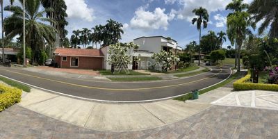 Descubre la tranquilidad en uno de los mejores conjuntos campestres en la ciudad de Pereira lo que te ofrece un estilo de vida tranquilo y seguro en uno de los mejores entornos de la ciudad y te permite la posibilidad de disfrutar unos amaneceres y los mejores atardeceres en el eje cafetero. 
Con un lote de 2.200 m2 y una construcción de 400 m2 en una casa que cuenta con espacios amplios, confortables y cómodos distribuidos de la siguiente manera.  Una cocina integral equipada con electrodomésticos modernos y abundante espacio de almacenamiento. La sala y el comedor son perfectos para el entretenimiento, mientras que la habitación principal nos ofrece un amplio espacio, con un vestidor, baño con ducha de hidromasaje y tina, doble lavamanos y un balcón con vistas a la piscina, jacuzzi y al jardín. Además, hay otras cinco habitaciones con vestidores compartidos y baño con ducha de hidromasaje, todas equipadas con aire acondicionado para su comodidad ,baño social. espacio de estacionamiento para cuatro vehículos, además cuenta con una zona cubierta para compartir con familiares y amigos y disfrutar cocinando al aire libre.
Disfruta de momentos relajantes en el jacuzzi, explora los senderos ecológicos o simplemente aventúrate en una cabalgata, monta bicicleta o simplemente camina apreciando la naturaleza. Teniendo en cuenta la posibilidad de contar con transporte público, cercanía al club campestre, restaurantes, centros comerciales, hoteles y diversidad de comercio que te hace la vida más cómoda.
Esta casa es perfecta para disfrutar del estilo de vida campestre sin sacrificar la comodidad urbana.
¡Contáctanos para brindarte la asesoría necesaria para hacer el sueño de vivir en tu casa ideal ¡