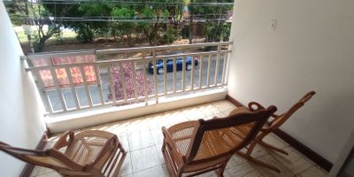 Vendo amplia casa en un terreno de 236.25mt2, con construcción de 360.5 mt2, tiene adosado un apartaestudio con cocineta y baño completo en primer piso con entrada independiente.  La casa tiene en primer piso garage para 2 carros, sala, comedor, habitación con baño, baño social, patio, zona de ropas y cocina semiintegral.  En segundo piso habitación principal con baño, 4 alcobas, baño de alcobas, estudio, sala de tv y balcón. POT Residencial.  Ideal para familas, o para un edificio de apartamentos. Contácteme, será un placer atenderle.