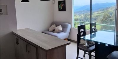 Apartamento amplio e iluminado, cuenta con 3 alcobas, clóset, baño, calentador, sala - comedor, cocina integral, gas natural, suelos en porcelanato, citófono, zona de ropas, Parq. comunal, sobre vía principal, zona residencial y zonas verdes, salón social. 
