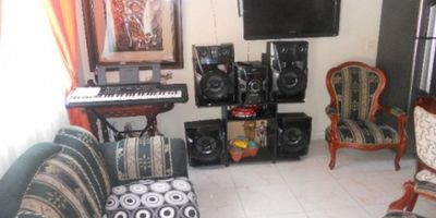 ? Venta de Casa en La Sultana, Manizales ?

¡No te pierdas esta oportunidad! Hermosa casa bifamiliar con excelente potencial de renta. Dispone de 3 habitaciones, 1 baño, cocina sencilla, y un cómodo patio con gas domiciliario. La propiedad incluye una renta con 3 habitaciones, cocina semi-integral y baño, generando $470.000 mensuales. Ubicada en una zona tranquila con fácil acceso al transporte público. ¡Ideal para inversión o para vivir con comodidad! ???
