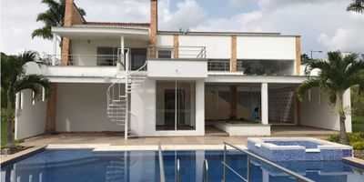 ? Venta de Casa en Cerritos, Pereira ?

¡Vive en el lujo y confort de esta espectacular casa de 2 niveles! En el primer nivel encontrarás:


 3 alcobas con baño privado.
 Espaciosa sala y comedor independientes.
 Cocina integral equipada y zona de bar o estudio.
 Habitación de empleada con baño y zona de ropas.


El segundo nivel ofrece:


 2 alcobas con baño privado (incluye ducha masajeadora).
 Terraza con vista, piscina y parqueadero cubierto para 4 vehículos.


Con excelentes acabados, zonas verdes y piso en porcelanato, ¡tu nuevo hogar te espera! ???‍♂️
