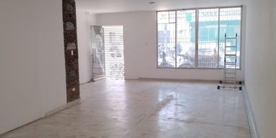 Casa en venta en la prestigiosa Zona Médica Tequendama, ideal para profesionales de la salud o inversionistas. Esta espaciosa propiedad de 2 pisos, ubicada en un lote de 306 m² (9x34 m), ofrece amplias oportunidades para consultorios, oficinas o clínicas. Con un total de 8 oficinas bien distribuidas, 4 baños y 3 parqueaderos, la casa está diseñada para maximizar la funcionalidad y comodidad de los usuarios. Su ubicación estratégica en una zona de alta demanda médica garantiza una excelente inversión con potencial de crecimiento. ¡Una oportunidad única en el corazón de la Zona Médica!