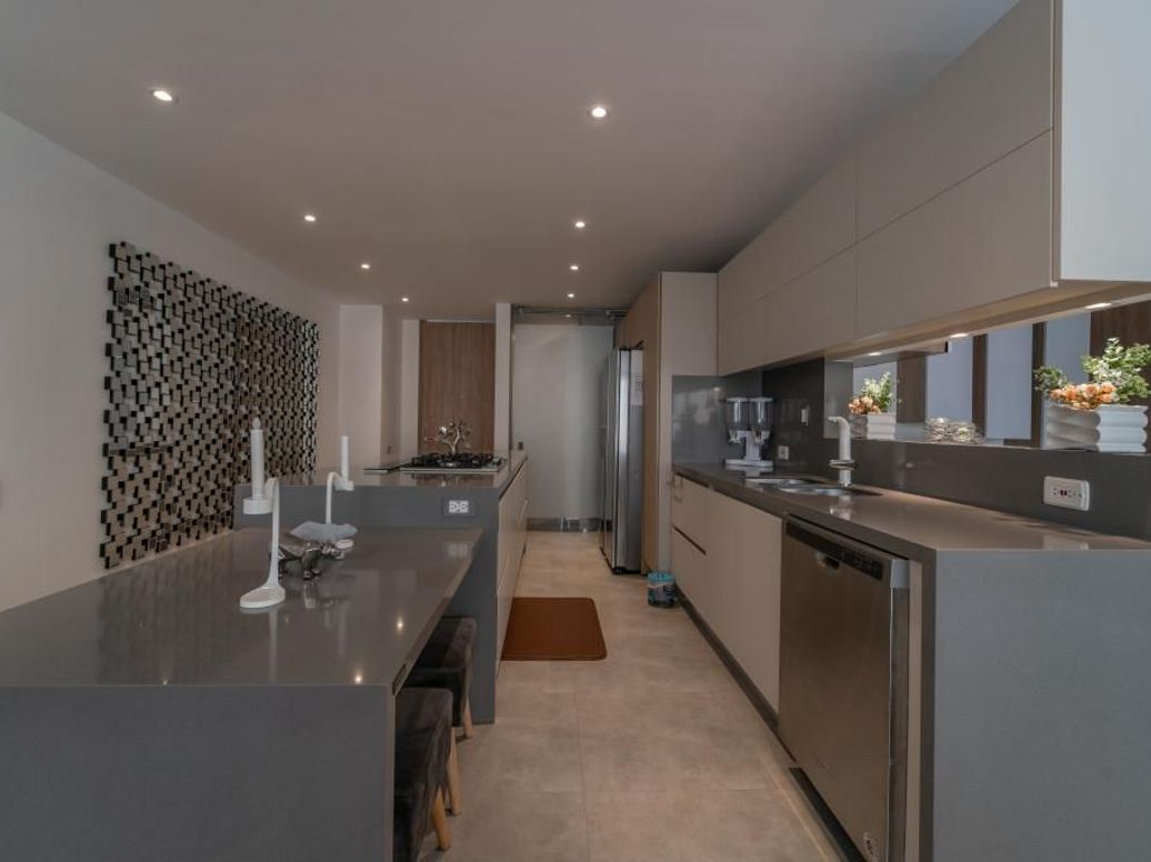 Apartamento de 3 alcobas en venta en Santa Barbara Central, Bogotá, 124 m² · foto 4 de 20