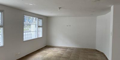 Espectacular casa para uso residencial o comercial. Ideal para IPS u oficinas. Sus espacios generosos y luminosos le permitirán tener un sitio agradable ideal para ambos usos. Además, se encuentra ubicada en un sector de alta valorización, a tan solo unos minutos del Centro Comercial Santa Barbara, bancos y restaurantes de la zona. Cuenta con excelentes vías de acceso como la carrera 7 y la Pepe Sierra. Fácil transporte. Contáctenos y agende su cita.