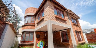 Agradable casa duplex, para compartir con la naturaleza, con espacios agradables, muy luminosa, ideal para uso comercial o vivienda en su primer nivel adecuada para escuela de natación, con piscina, jacuzzi, oficina, Vestier, duchas, cafetería. Segundo nivel compuesto por sala comedor y tres habitaciones. Ubicada en Chía a pocos minutos de Bogota, frente a parque, cerca al Restaurante Andrés Carne de Res. Facilidad de transporte. Contáctenos y agende su cita