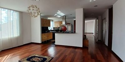 Apartamento dúplex de 243 metros cuadrados, ubicado en el octavo piso, ofrece una espectacular vista panorámica y comodidades de lujo. Con un ascensor privado para mayor exclusividad, cuenta con tres habitaciones completas, cada una con baño y vestidor, además de una habitación adicional que sirve como cuarto de servicio con baño privado. Las escaleras en madera natural añaden un toque elegante. El espacio se distribuye en dos salas de estar y comedor, con balcón y chimenea, ideal para el entretenimiento. Además, dispone de dos terrazas y un balcón. La cocina integral abierta está completamente equipada. Completa esta oferta con dos parqueaderos cubiertos paralelos para la máxima comodidad.




