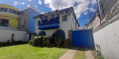 Casa de conservación de 2 niveles con amplios espacios y gran potencial para remodelar. Ofrece 4 alcobas, sala de estar, sala comedor integrada con chimenea, cocina a gas, cuarto y baño de servicio, además de balcón, jardín y capacidad para estacionar hasta 8 vehículos. Sus pisos en madera y baldosa resaltan el carácter tradicional de la propiedad, que cuenta con 612 m² construidos sobre un lote de 561 m². Su ubicación es estratégica, cerca de TransMilenio, zonas comerciales y principales vías de acceso.