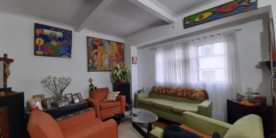 ¡Gran oportunidad de inversión en zona colonial! Casa de 320 m² y 3 niveles, con 8 alcobas, 6 baños, cuarto y baño de servicio, sala y comedor independientes, cocina con estufa a gas propano y calentador eléctrico. Cuenta con pisos en madera y baldosa, 3 patios, balcón y terraza, además de un local comercial con baño en el primer nivel, ideal para generar ingresos adicionales. Su ubicación estratégica, cerca de universidades, colegios, zonas comerciales y vías principales, la convierte en una excelente opción para proyectos de hospedaje, renta por habitaciones, hostal o comercio. ¡Alto potencial de rentabilidad y valorización!