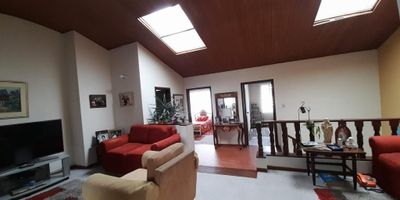 Casa Bifamiliar con Jardín y Excelente Ubicación
Linda casa de dos niveles, con cuatro alcobas (principal con baño privado), baño de alcobas, baño social y cuarto con baño de servicio. Disfruta de sala y comedor independientes, acogedora sala de estar y chimenea, cocina con estufa y calentador a gas. Sus pisos en madera, baldosa y alfombra brindan calidez a cada espacio. Además, cuenta con vista exterior, balcón, patio, jardín, tres garajes y depósito. Ubicada cerca de vías principales y zonas comerciales, ideal para vivir en un sector estratégico y tranquilo.