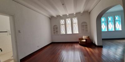 Excelente casa esquinera de 2 niveles, con 4 alcobas amplias, 3 baños, sala y comedor independientes, chimenea, pisos en madera, cocina con punto de gas natural, zona de lavandería, 2 patios, balcón, antejardín, un garaje y depósito. Área construida de 351 m², con vista exterior y excelente iluminación. Ubicada en zona estratégica, cerca de centros empresariales, zonas comerciales y de TransMilenio. Actualmente rentando, ideal para inversionistas que buscan rentabilidad inmediata.