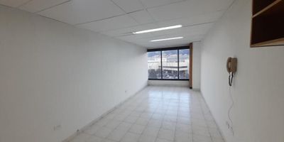 Excelente oficina de 20 m² con espacio abierto y baño privado, pisos en cerámica y vista exterior. Incluye un garaje asignado (#5) y está ubicada en un edificio de 8 pisos frente al centro comercial Unicentro, con fácil acceso a vías principales. Ideal para profesionales que buscan un espacio funcional y bien ubicado.
