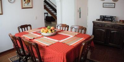 Excelente casa de dos niveles con un área construida de 263 m² sobre un lote de 368 m². Cuenta con cinco alcobas, incluyendo una alcoba principal con baño privado y walk-in closet, baño social, y cuarto y baño de servicio, para un total de cuatro baños. Dispone de estudio, hall de alcobas, sala y comedor independientes, chimenea, cocina con estufa y calentador a gas, pisos en cerámica y madera, patio de ropas y un amplio jardín. Tiene cuatro garajes, dos de ellos cubiertos, además de un depósito. Ubicada en una zona residencial tranquila, cerca del humedal Córdoba, supermercados y vías principales, lo que brinda una excelente conectividad y calidad de vida.