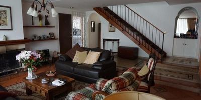 Excelente casa de dos niveles con un área construida de 263 m² sobre un lote de 368 m². Cuenta con cinco alcobas, incluyendo una alcoba principal con baño privado y walk-in closet, baño social, y cuarto y baño de servicio, para un total de cuatro baños. Dispone de estudio, hall de alcobas, sala y comedor independientes, chimenea, cocina con estufa y calentador a gas, pisos en cerámica y madera, patio de ropas y un amplio jardín. Tiene cuatro garajes, dos de ellos cubiertos, además de un depósito. Ubicada en una zona residencial tranquila, cerca del humedal Córdoba, supermercados y vías principales, lo que brinda una excelente conectividad y calidad de vida.