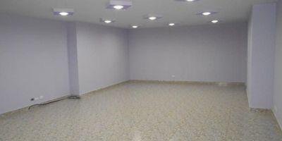 Excelente local comercial de 55 m², con espacios abiertos que ofrecen versatilidad para diversos tipos de negocio. Cuenta con baño privado, pisos en cerámica y una amplia vitrina de piso a techo que brinda gran visibilidad. Ubicado dentro de un centro comercial, con cercanía a parqueaderos públicos, universidades, vías principales y estaciones de TransMilenio, lo que garantiza alto flujo peatonal. Actualmente se encuentra rentando, ideal para inversión.
