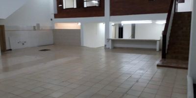 Excelente bodega de 450 m² construidos, con un área de almacenamiento de 300 m² y triple altura que facilita la optimización del espacio. Cuenta con área de oficinas de aproximadamente 150 m² con pisos en cerámica, tres baños y cocineta. Ubicada estratégicamente cerca de la estación de gasolina Terpel, el centro comercial Subazar y vías principales. Actualmente se encuentra rentando, lo que la convierte en una opción ideal para inversión.