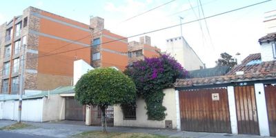 Excelente casa-lote con área construida de 225 m² y un lote de 390 m². Cuenta con tres alcobas amplias, estudio, baño privado en la alcoba principal, baño social, y cuarto y baño de servicio, sumando un total de tres baños. Ofrece espacios generosos como sala y comedor independientes, sala de estar, cocina con estufa y calentador a gas, y pisos en parquet que aportan calidez al ambiente. La propiedad incluye jardines y capacidad para cuatro vehículos: dos garajes cubiertos y dos descubiertos. Su ubicación es privilegiada, cerca del Centro Comercial Sorpresa, parques, iglesias, notarías y zonas comerciales, ideal para vivir o desarrollar un proyecto residencial o comercial.