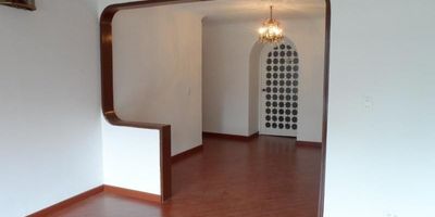 Excelente apartamento de 330 m², con cuatro alcobas, dos de ellas con baño privado, baño social, y cuarto y baño de servicio, para un total de cuatro baños. Cuenta con estudio, sala de estar y sala-comedor independientes, lo que brinda espacios amplios y bien distribuidos. La cocina está equipada con estufa a gas y calentador eléctrico. Los pisos en madera, las cortinas instaladas y la luz natural destacan su calidez y comodidad. Es un apartamento exterior, con jardín interior, un amplio depósito y dos garajes independientes. Ubicado en una zona estratégica, cerca de Unicentro, iglesias y principales vías de acceso, ideal para quienes buscan amplitud, ubicación y calidad de vida.