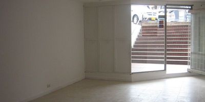 Oportunidad de inversión: excelente local comercial de 40 m², con espacios abiertos, pisos en cerámica, baño privado y área de bodega. Ubicado sobre vía principal, con bahía de parqueo al frente, lo que facilita el acceso de clientes y proveedores.
Ubicación estratégica, a pocos metros del Centro Comercial Unicentro, y cerca de importantes vías como la Calle 116 y la Calle 127.
Actualmente rentando, lo que lo convierte en una opción ideal para quienes buscan una propiedad con ingreso asegurado desde el primer día.