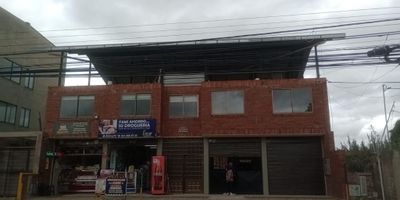 Excelente oportunidad, casa de uso  mixto,  3 pisos,   primer piso  cuenta con 3  locales  de 80 mts, actualmente están rentando 2 de los locales;  segundo piso 2 cuenta con 2 apartamentos, cada  uno  tiene  2 alcobas, 2 baños, cocina,  zona de lavandería,   sala comedor en el mismo ambiente,  área 60mts,  tercer piso actualmente tiene una terraza cubierta, 8 espacios para parqueo.