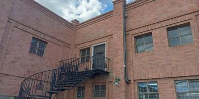 Excelente oficina de  282  mts, 10  espacios de trabajo, 2 baños, cocineta,  archivador,  sala de espera,  pisos en cerámica, amplios ventanales, ubicada en un segundo piso,  cerca de vías principales, zonas comerciales y trasporte público.