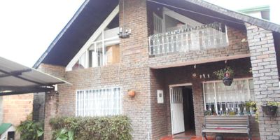 CASA COLONIAL, INDEPENDIENTE,  ÁREA  240M2,  DISTRIBUIDA EN DOS PLANTAS, CUENTA CON 6 HABITACIONES, 4 BAÑOS , SALA COMEDOR  EN EL  MISMO  AMBIENTE,  2 CHIMENEAS, COCINA,  ZONA DE LAVANDERÍA,  ÁREA DE BBQ,  PISOS EN MADERA, CERÁMICA Y LAMINADO,  LINDAS ÁREAS VERDES,  ESPACIOS AMPLIOS,  GARAJE CUBIERTO  PARA 2 VEHÍCULOS, CERCA  AL CASCO URBANO, ÁREA DEL LOTE 369M2.