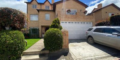 Hermosa casa de 3 niveles, cuenta con 4 alcobas, cada una con baño, cuarto y baño de servicio, baño social, 7 baños en total, estudio, sala comedor independiente, pisos en madera laminada y zapan, espacios amplios e iluminados, cuenta con 3 chimeneas, cocina integral a gas tipo isla, deposito, terraza, la casa esta rodeada de zonas verdes, tiene zona BBQ de 45 mts, área construida de 415 mts, área lote de 493 mts, el conjunto cuenta con garajes para visitantes y cancha de tennis.