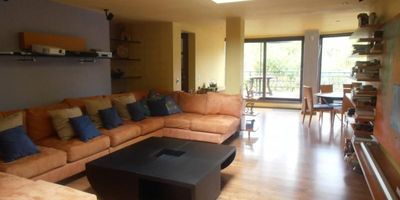 Acogedora casa campestre de 3 niveles, cuenta con 4 alcobas, cuarto y baño de servicio, baño social, 4 baños en total, estudio, sala de estar, sala comedor independiente,  2 chimeneas a gas, pisos en madera, espacios amplios, iluminados, área construida de 380 mts, 4 garajes, deposito, rodeada de zonas verdes, área lote de 13.355 mts. Premio Biena de Arquitectura Colombiana.