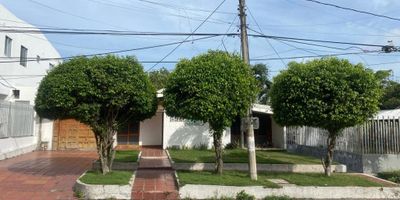 Te presentamos una excelente casa de un nivel, perfecta para un proyecto o remodelación. Cuenta con cuatro alcobas, incluyendo un baño privado en la alcoba principal, así como un baño para las otras alcobas y un baño social. También dispone de un cuarto y baño de servicio, un estudio, y una sala-comedor independiente. La cocina está equipada con estufa a gas y los pisos son de cerámica.

Desde la terraza podrás disfrutar de una hermosa vista, y el amplio patio y jardín ofrecen un espacio ideal para relajarte. Además, la propiedad tiene capacidad para cuatro vehículos y cuenta con dos depósitos. Su ubicación es inmejorable, cerca de zonas comerciales y vías principales. ¡No pierdas esta oportunidad y agenda tu cita hoy mismo!